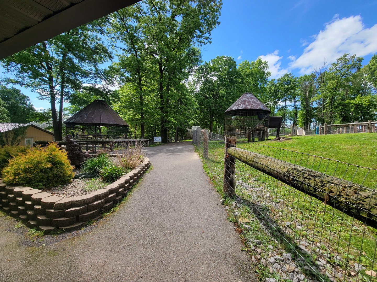 Hovatter's - View outside entrance building
