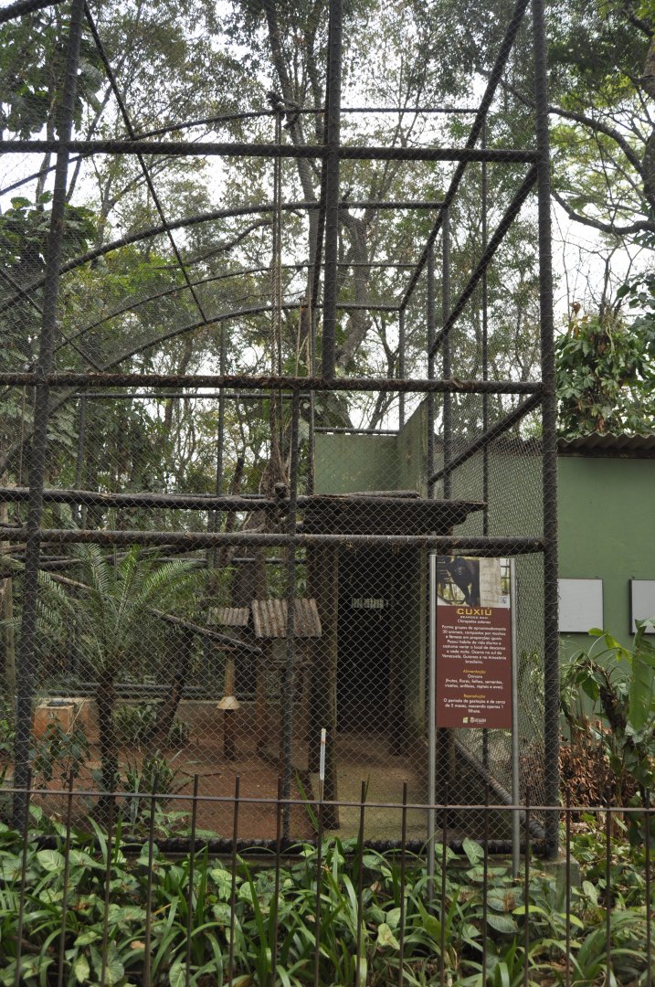 Howler monkey aviary