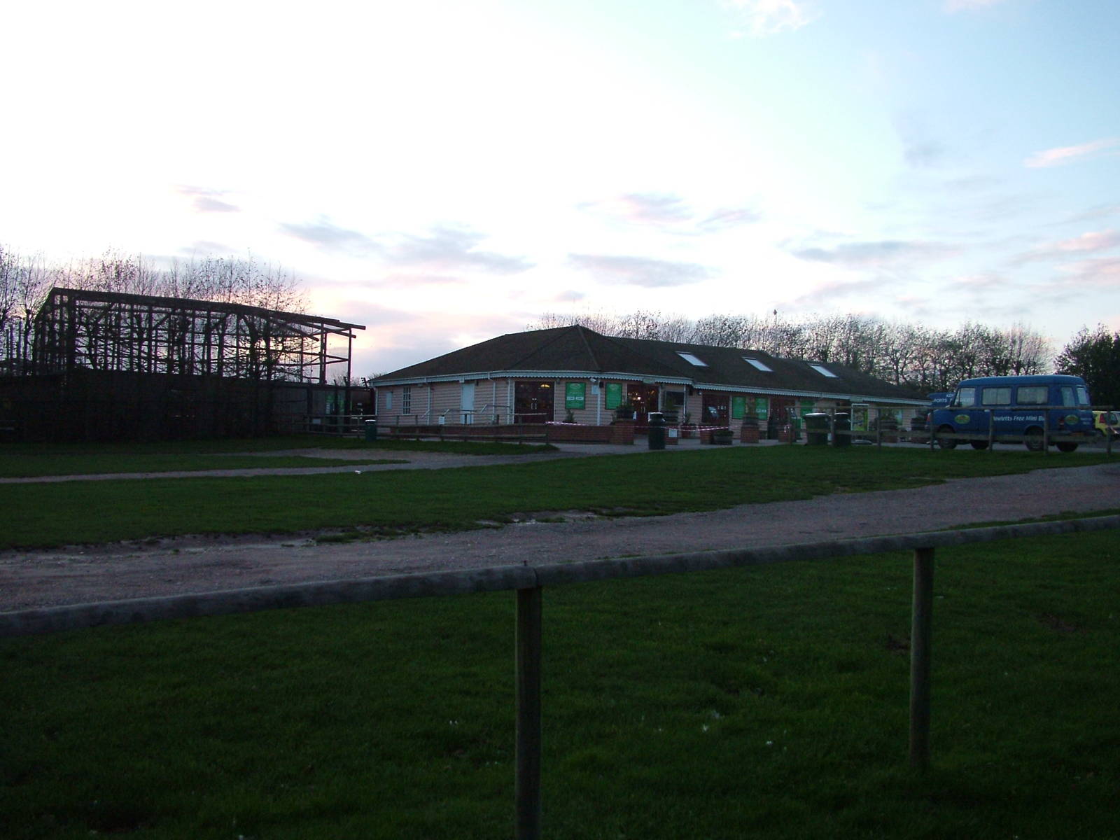 Howletts entrance at dusk 26/11/09