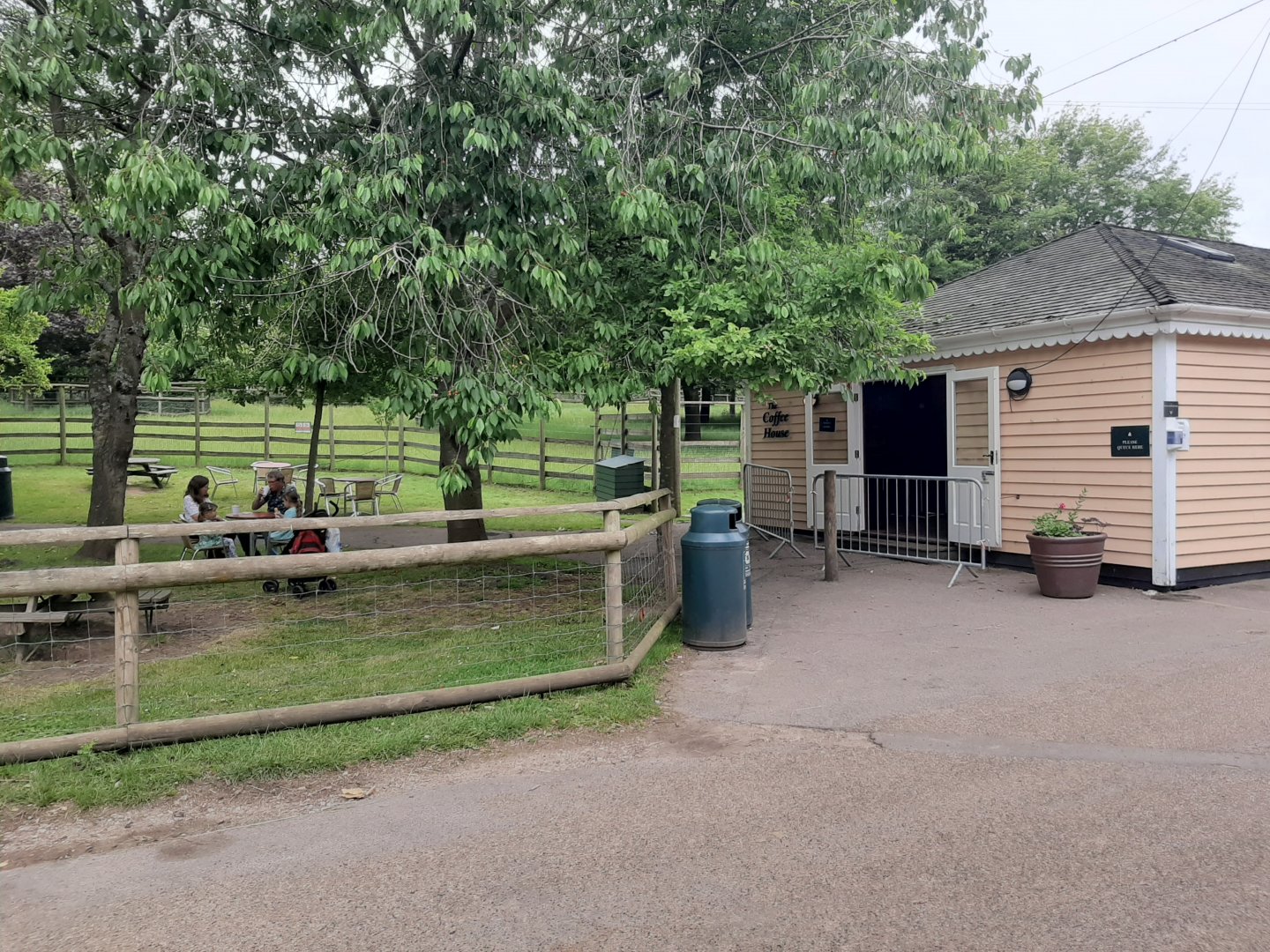 Howletts Food & Social Distancing 20/06/2020