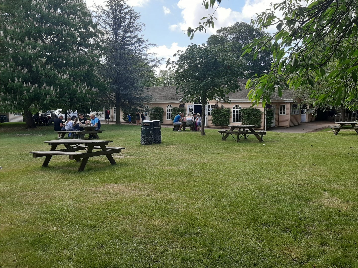 Howletts Food & Social Distancing 20/06/2020