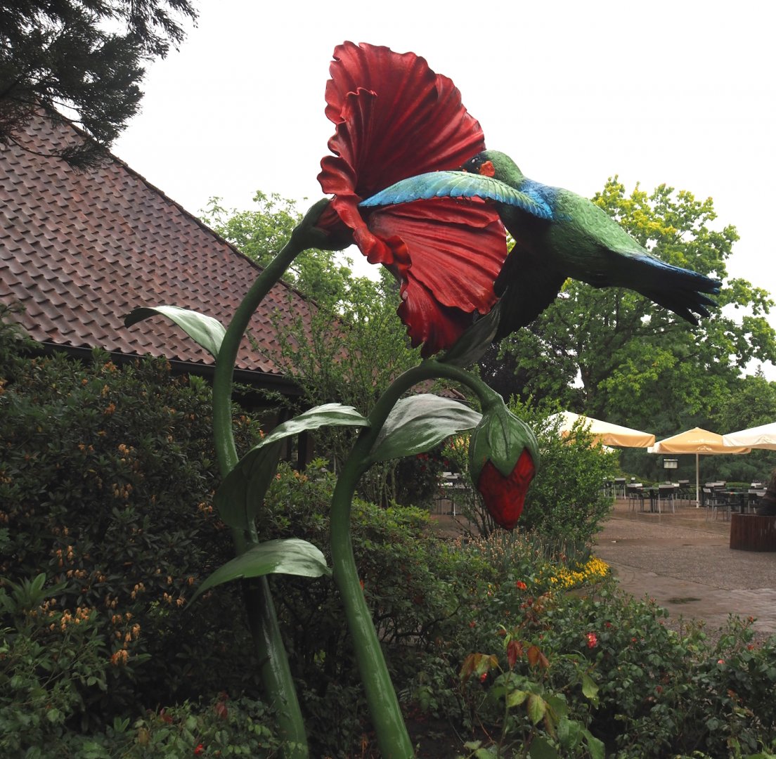 Hummingbird and flower statue and terrace of the Rosencafé restaurant, 2024-05-22