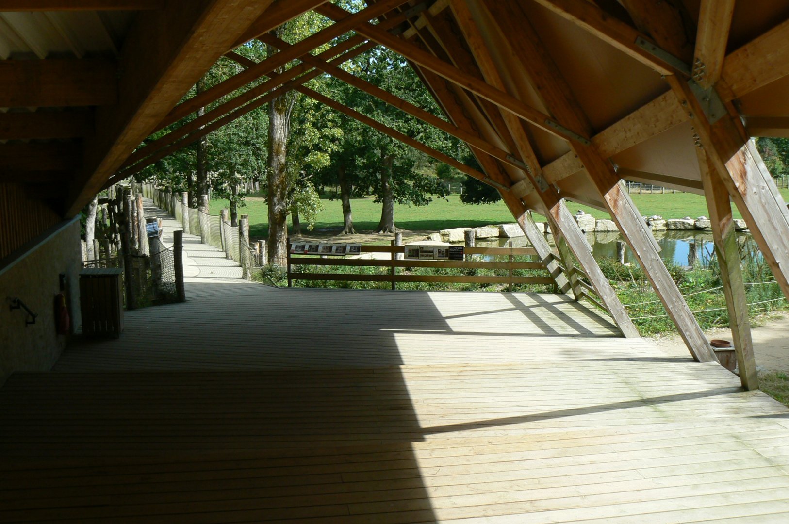 Indian plain - indian rhino house - beginning of the passage between the two rhino enclosures