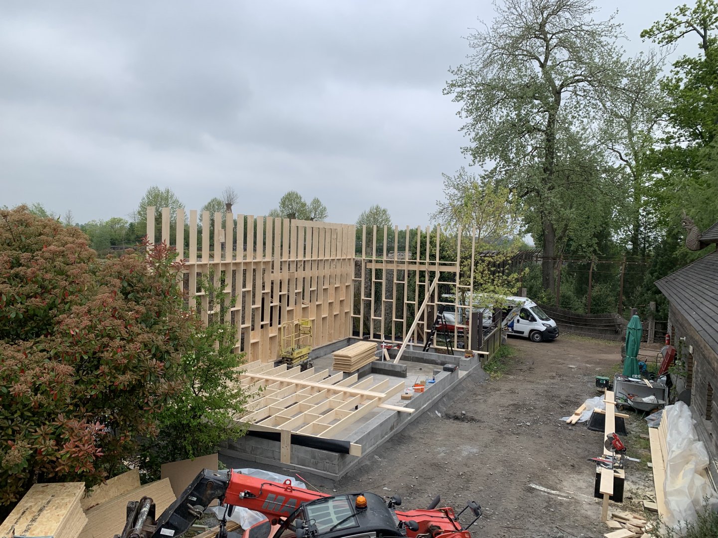 Indoor enclosure for the gibbon