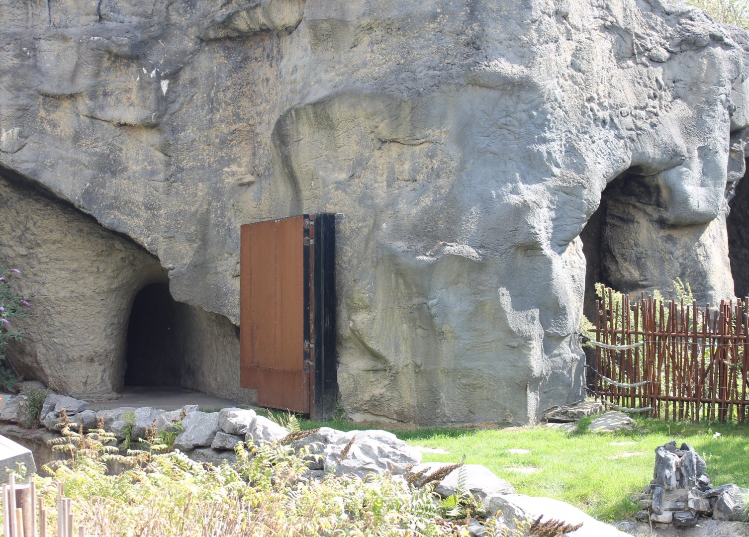 Indoor-enclosure Giant panda