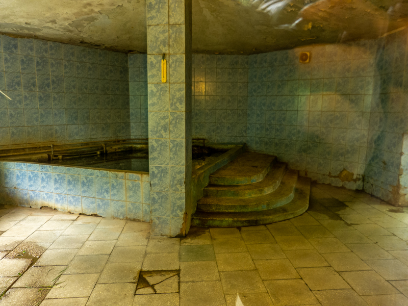 indoor enclosure of pygmy hippopotamus