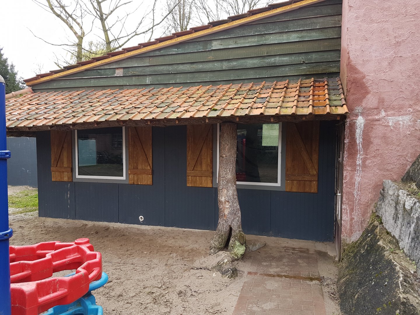 Indoor-enclosure Squirrel monkey