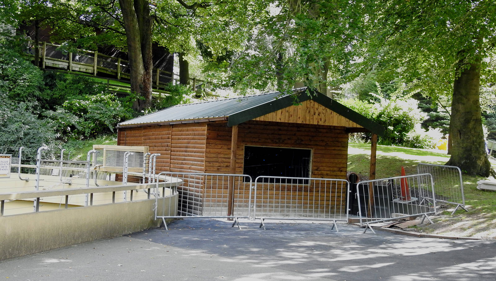 Indoor exhibit for Black howler monkeys