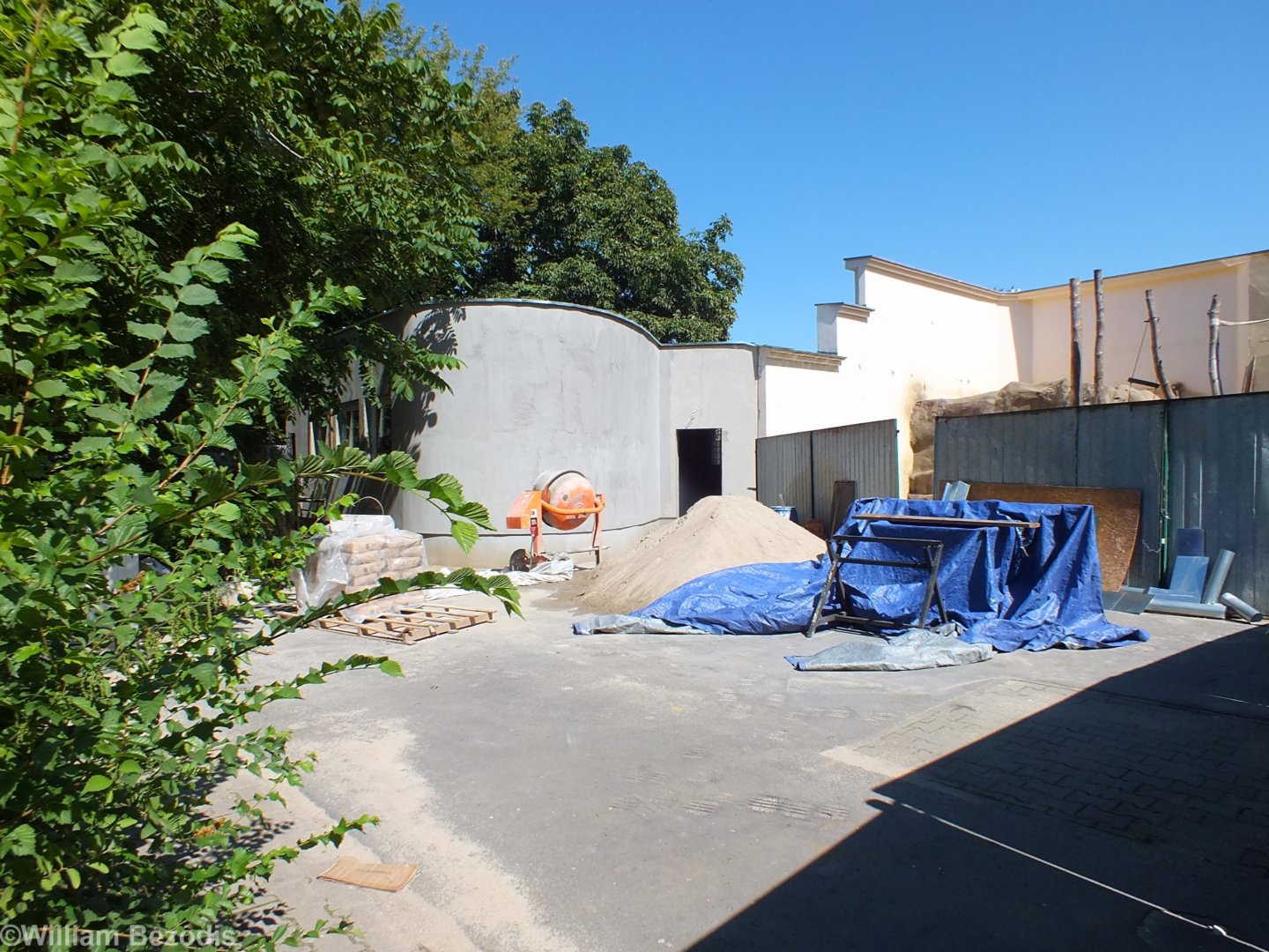 Indoor Housing for Baboons Construction