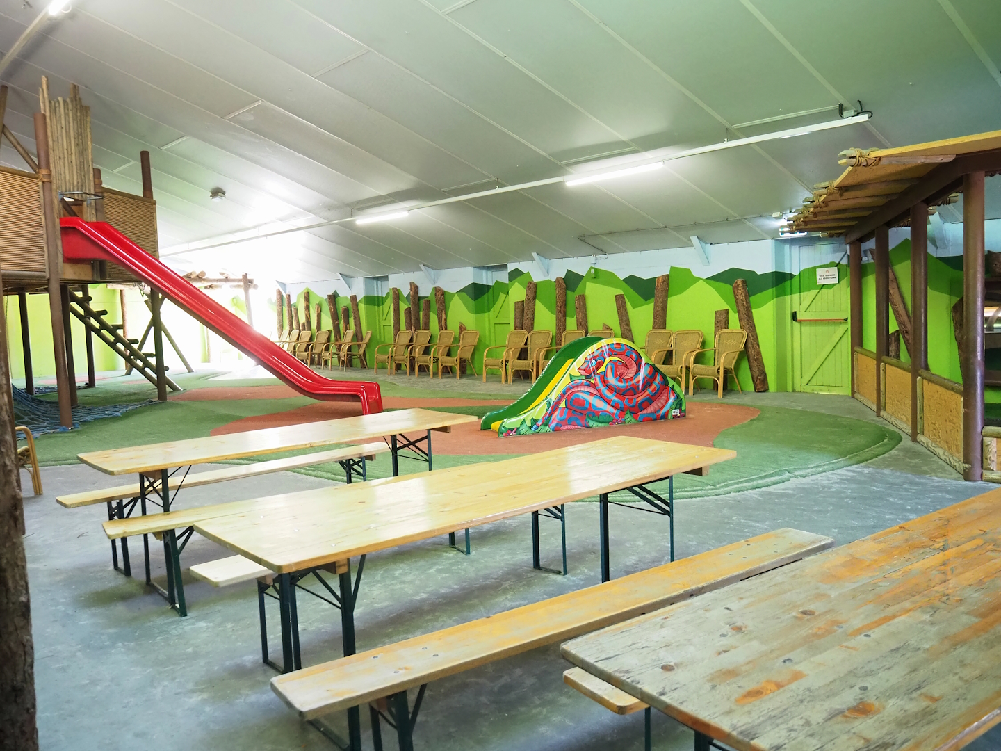 Indoor playground and seating area, 2023-04-30
