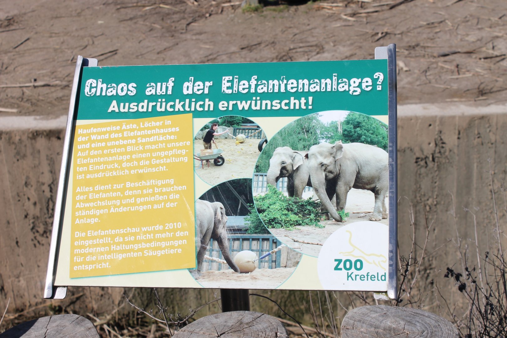 Info-sign mesh elephant-enclosure