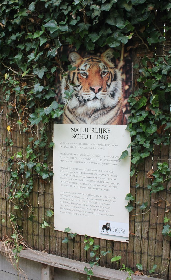 Info-sign natural fencing