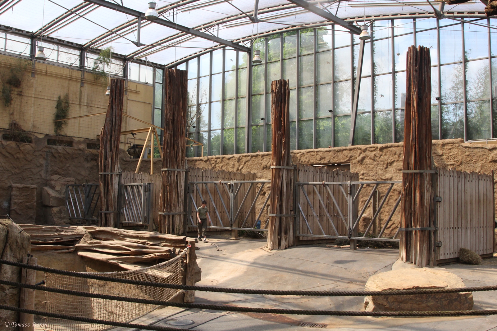 Inside Afikahaus (pavilion for Elephants, Mandrills, ...)