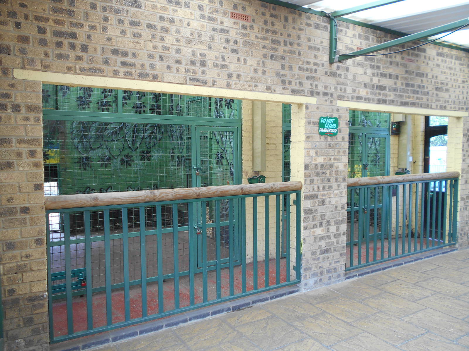 Inside dens for White Tiger - March 11th 2016