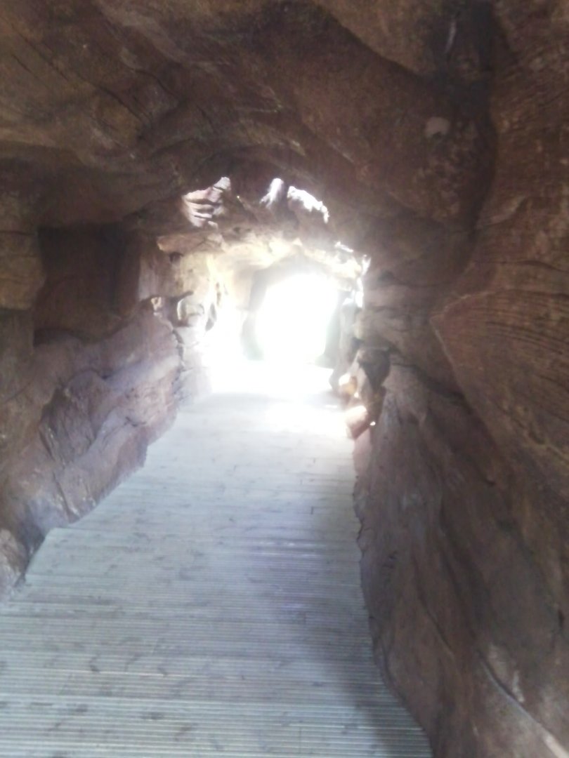 Interenclosure cave design