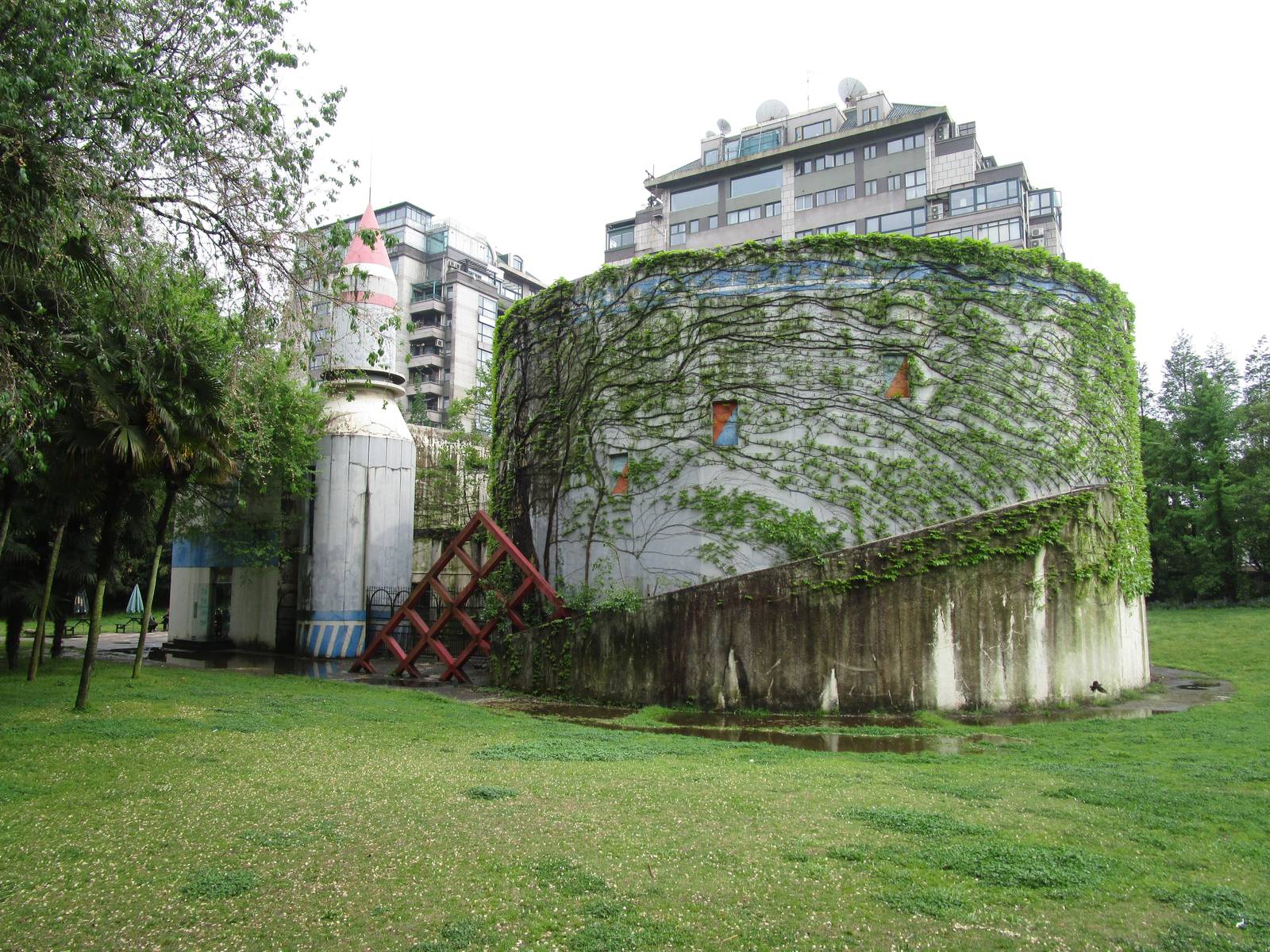 Interesting Unused Building - 16/04/2016