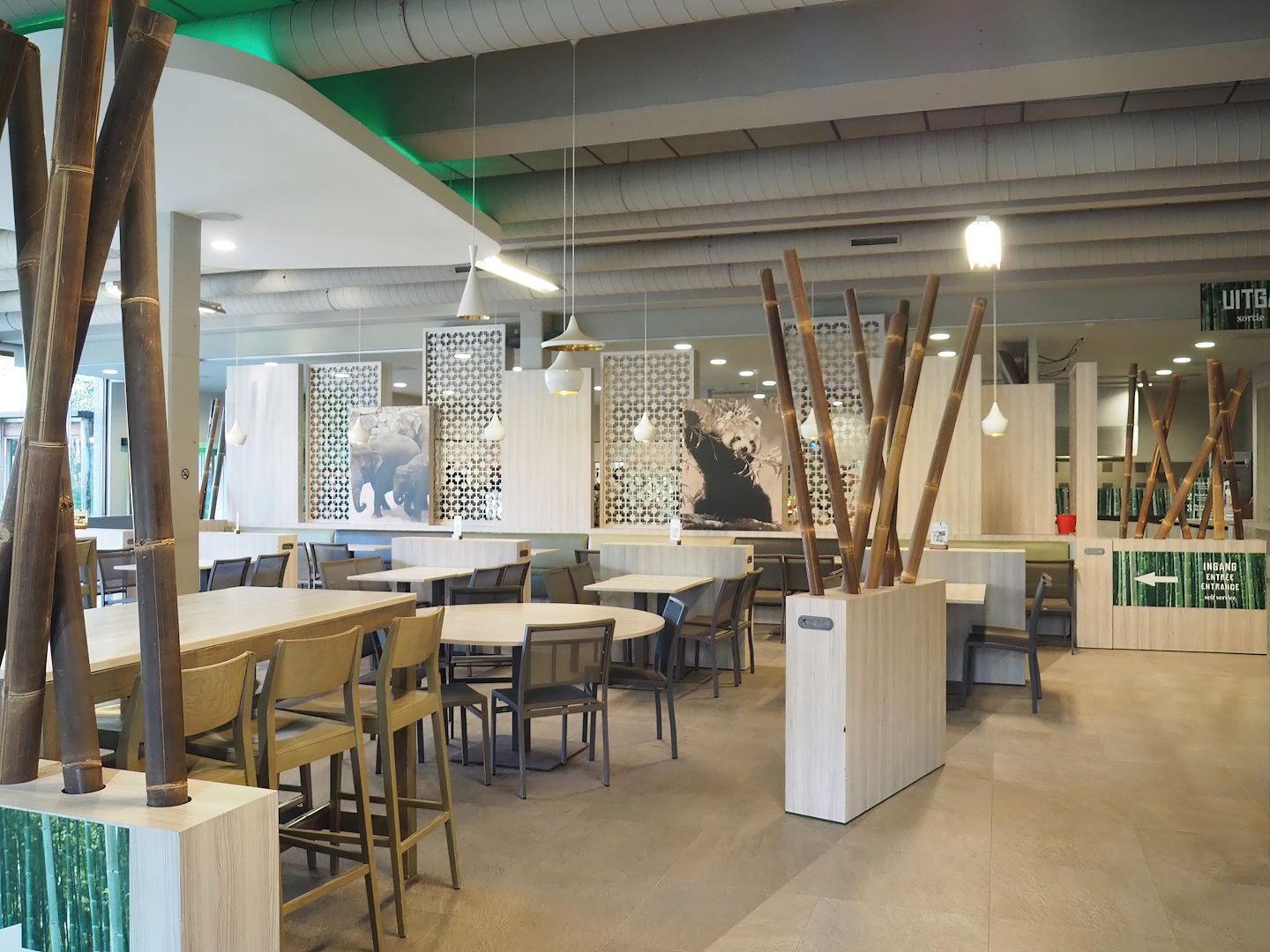 Interior of the Toepaja ("Tree shrew") restaurant, 2022-10-19