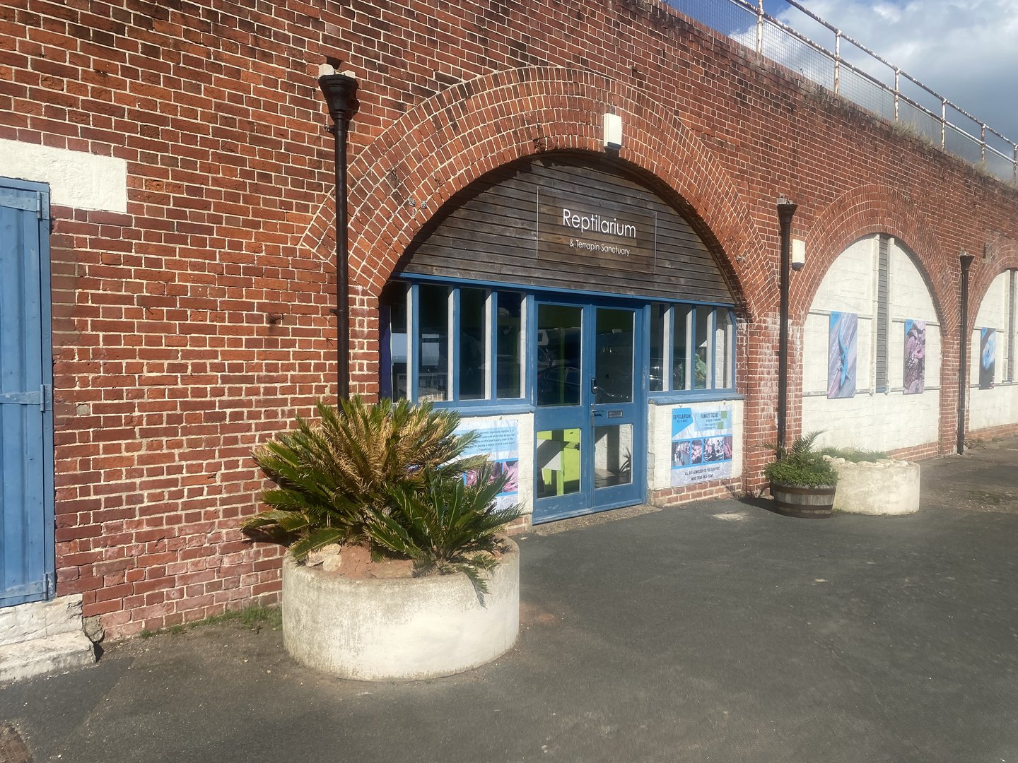 IOW Reptilarium - Entrance 150923