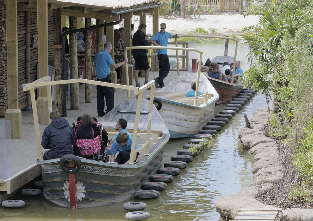 Islands Extra - Boat loading at the Jetty