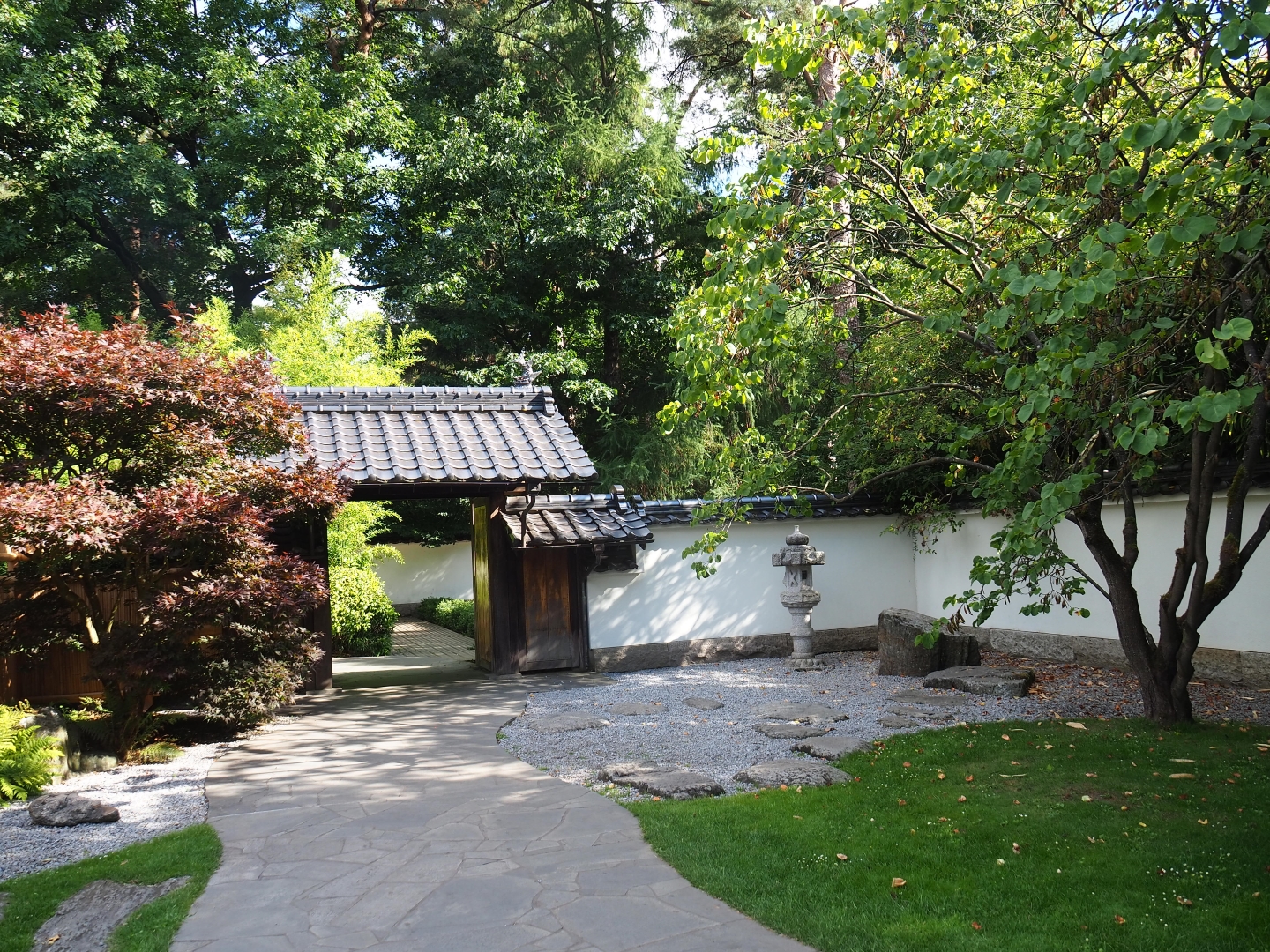 Japanese garden - Gate towards the Japanese cranes