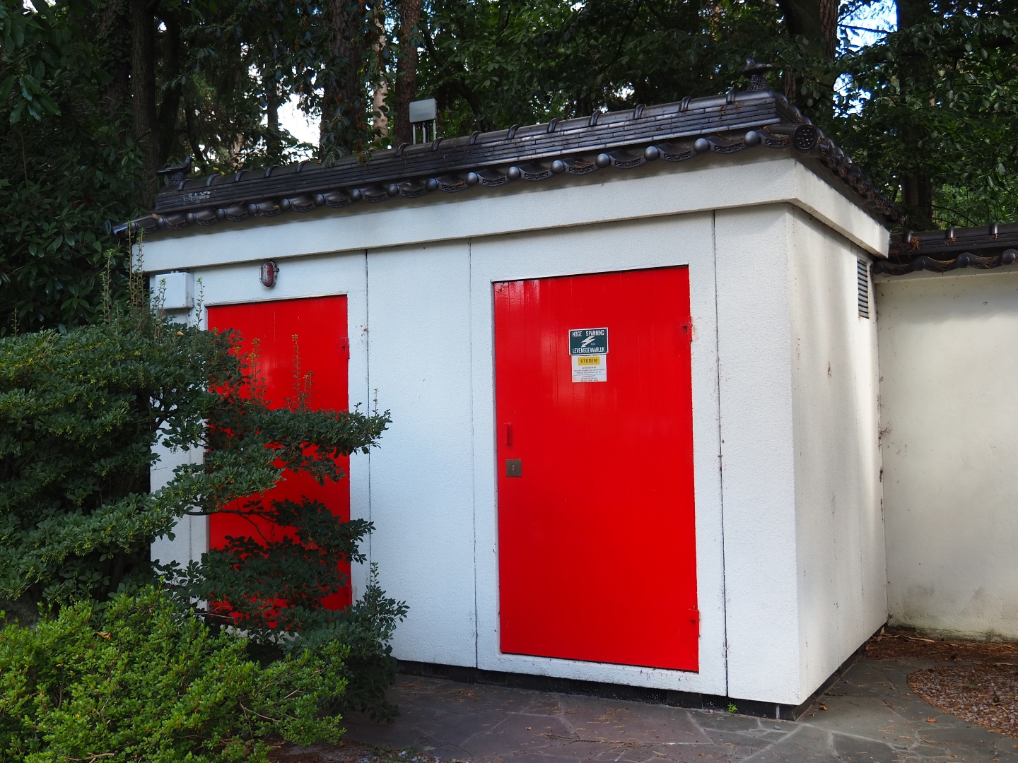 Japanese-themed technical cabin
