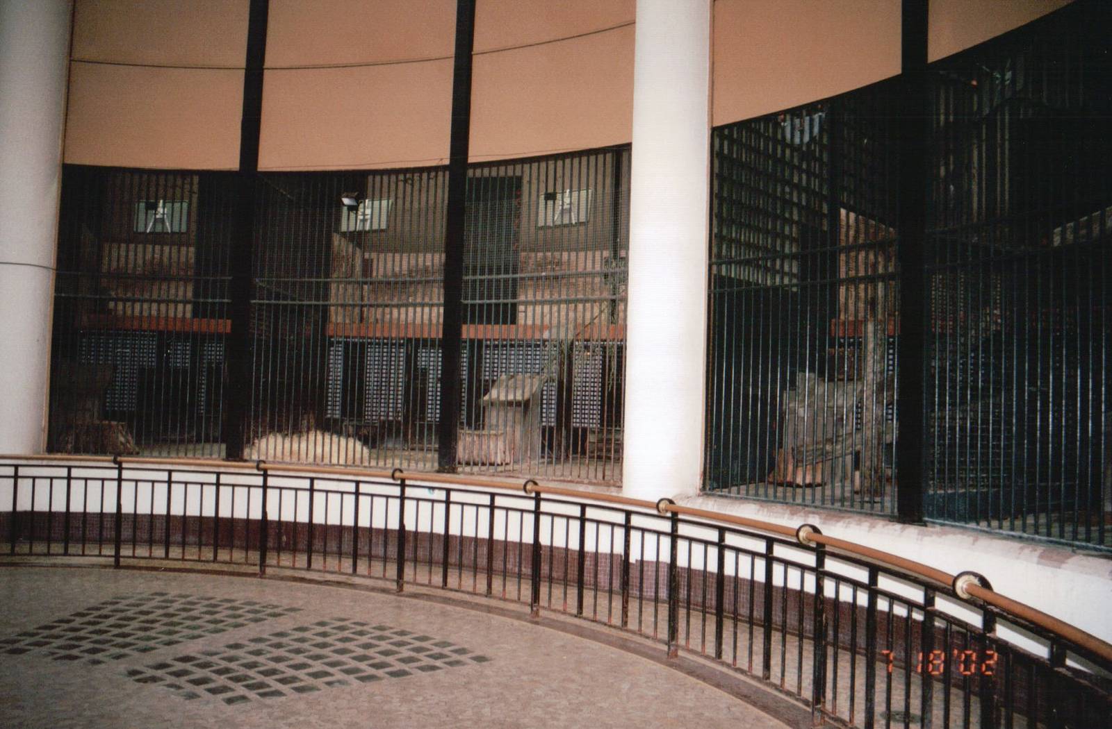 Jardin des Plantes 2002 - General view inside the historic Big Cat House