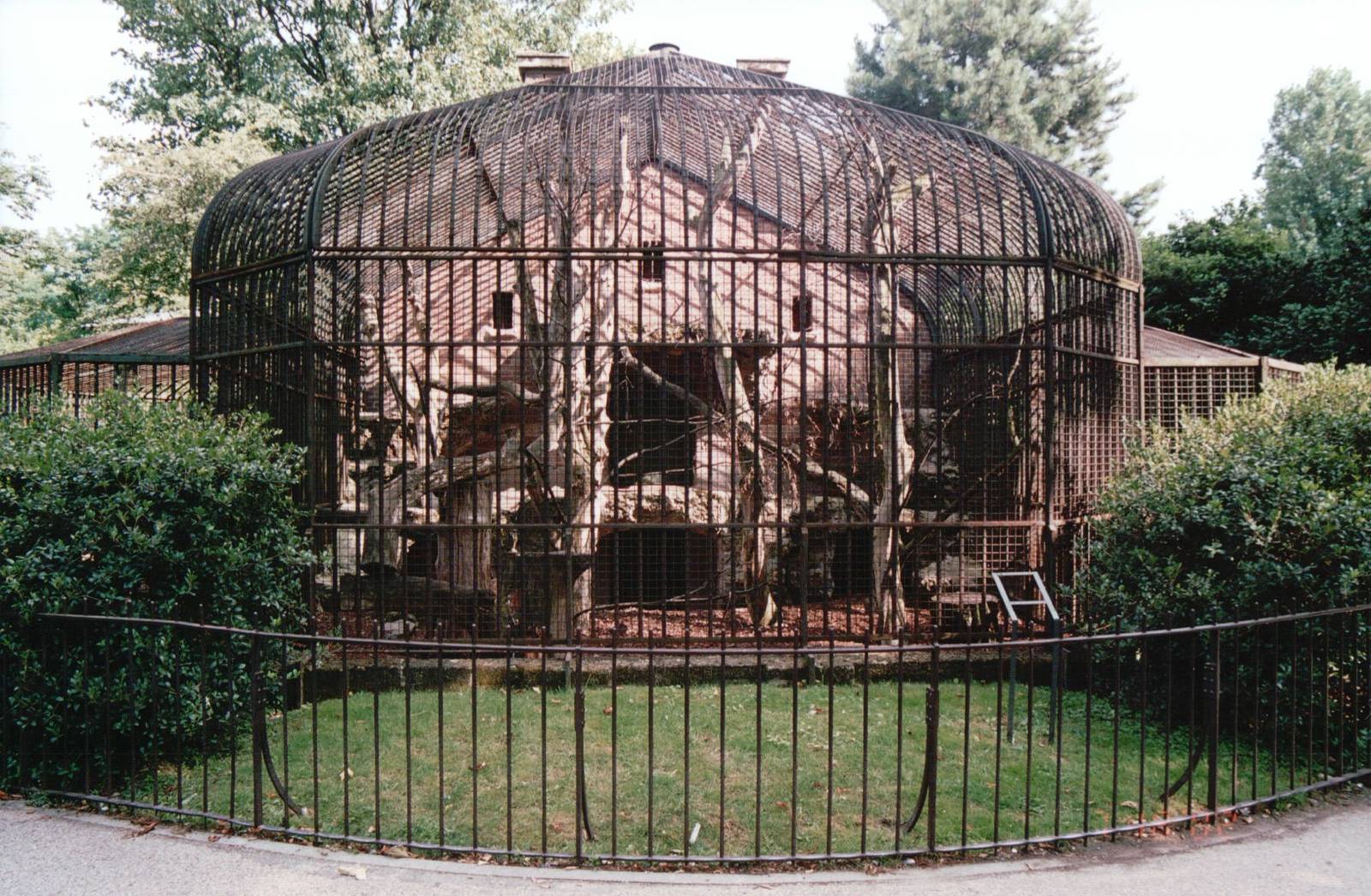 Jardin des Plantes 2002 - Old cage