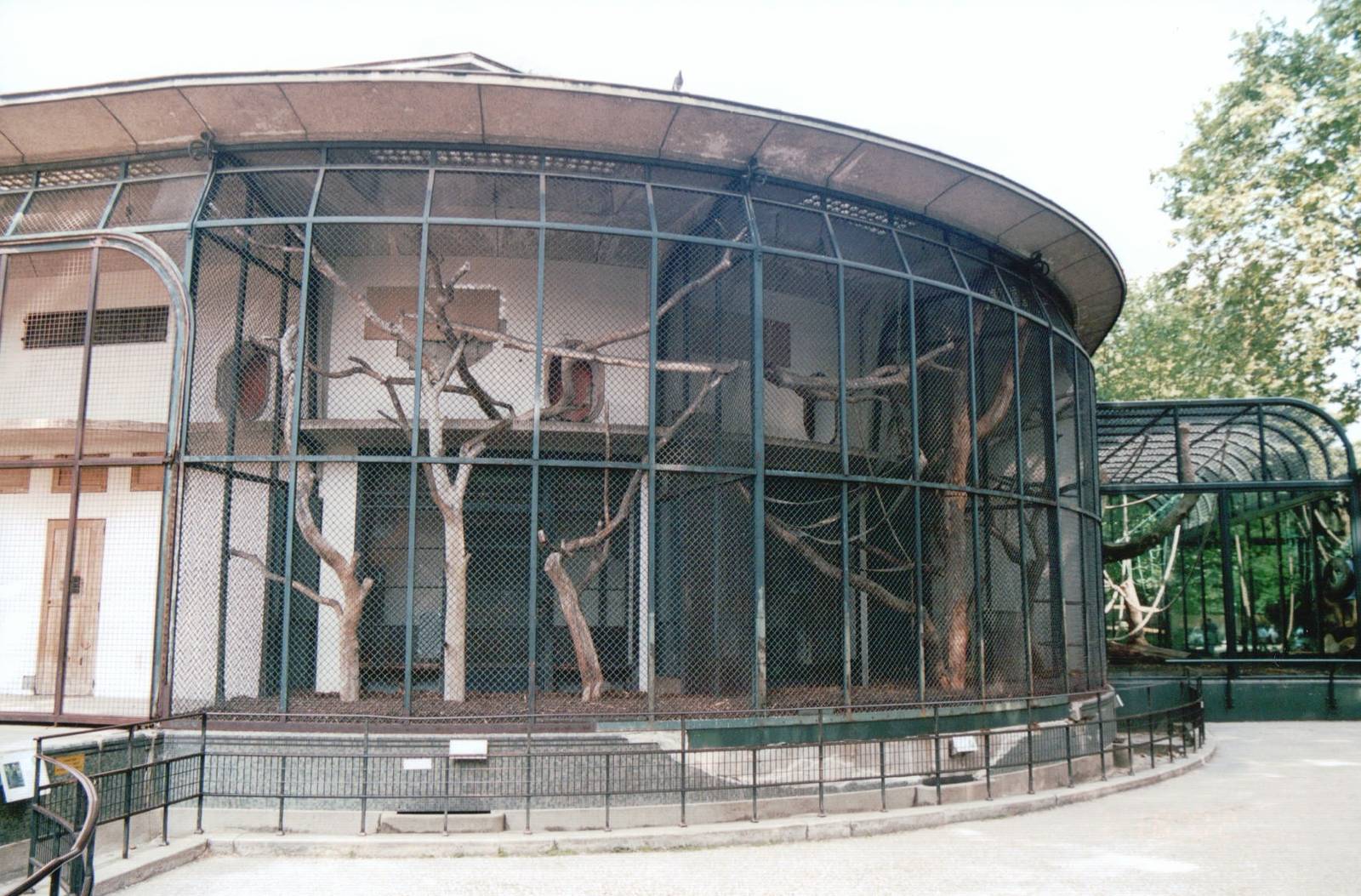 Jardin des Plantes 2002 - Outdoor Primate exhibits