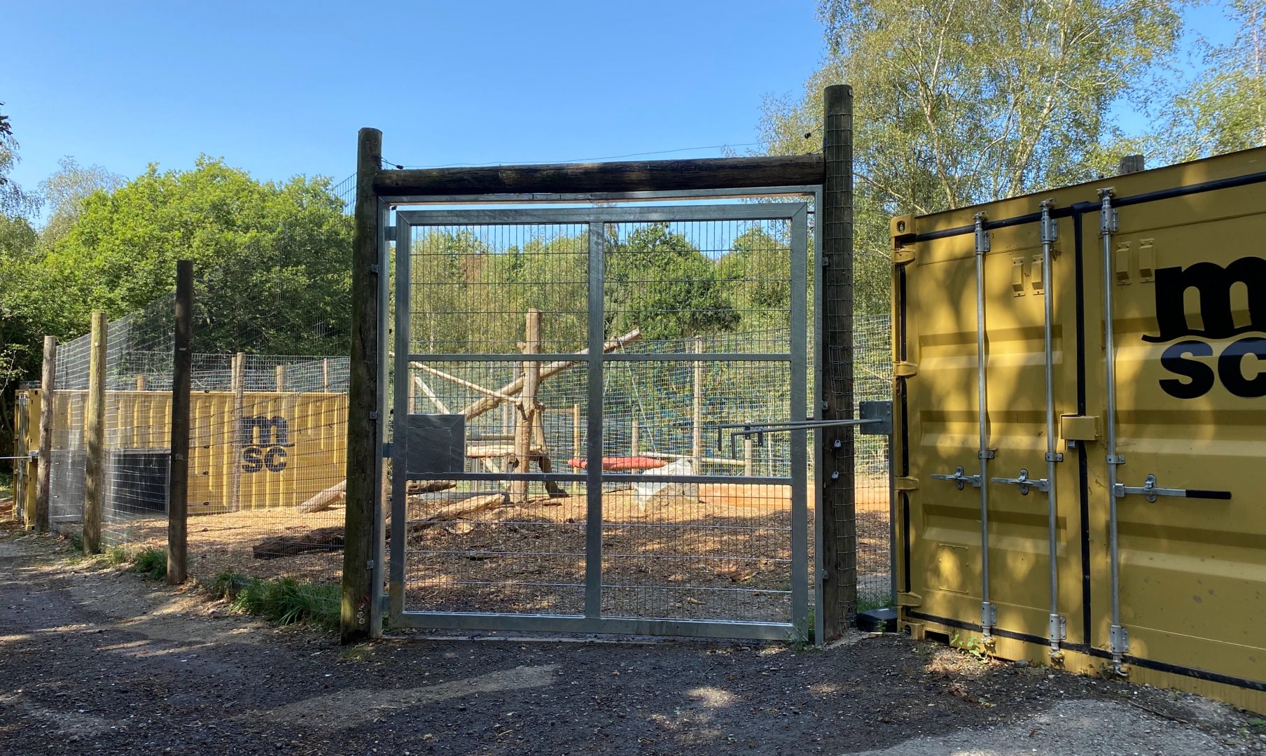 Jimmys farm, brown bear house, gate access