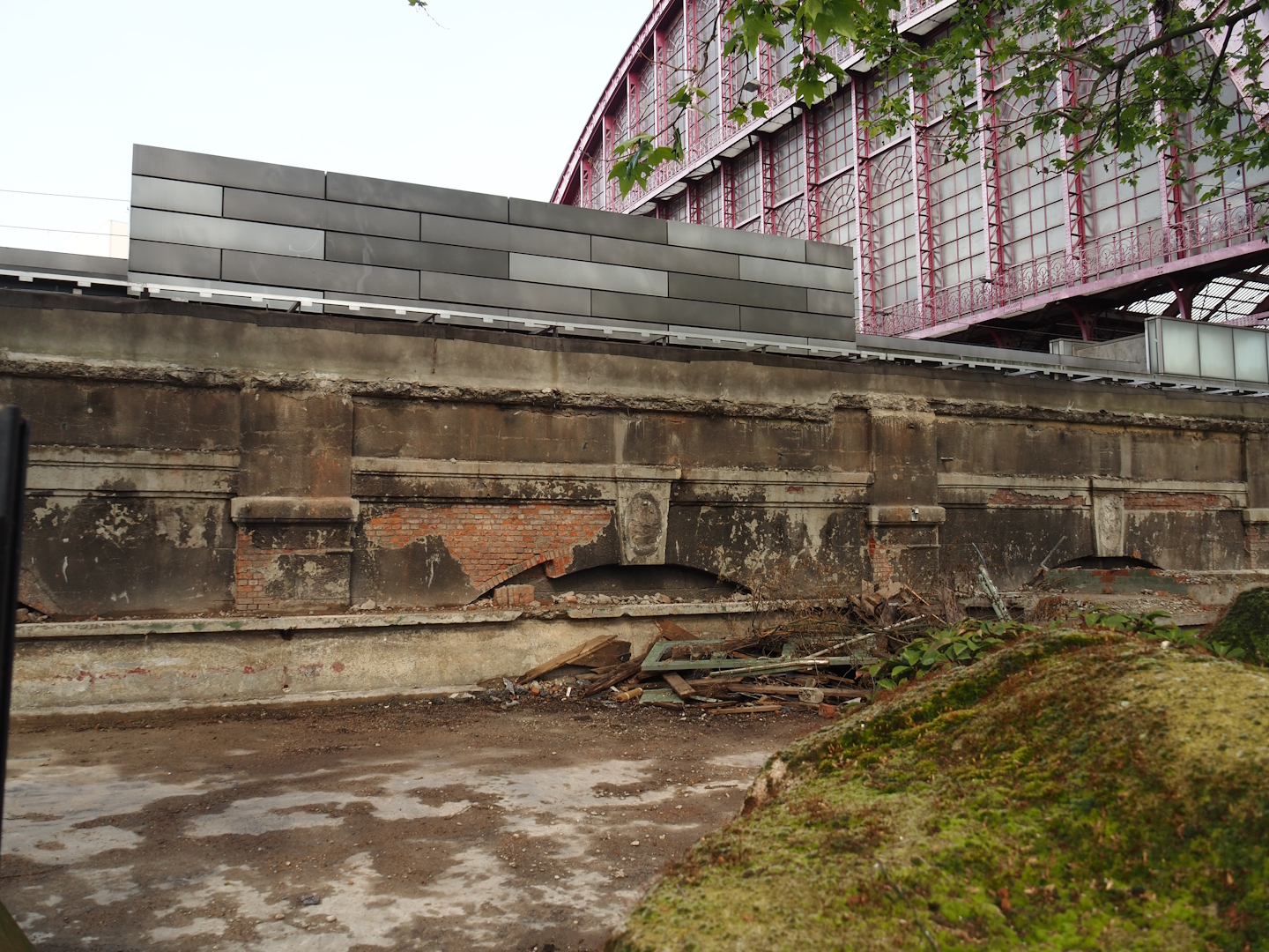 Jubilee complex demolition - Demolition of aviaries revealing arches of railway viaduct, 2024-05-01