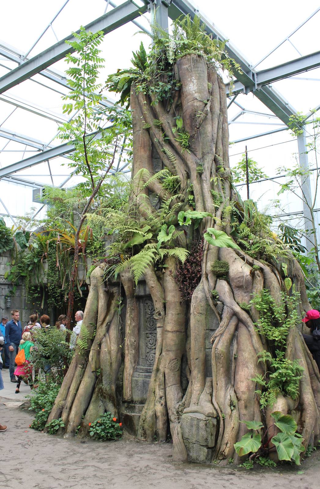 Jungola - Fake tree with invertebrate enclosures