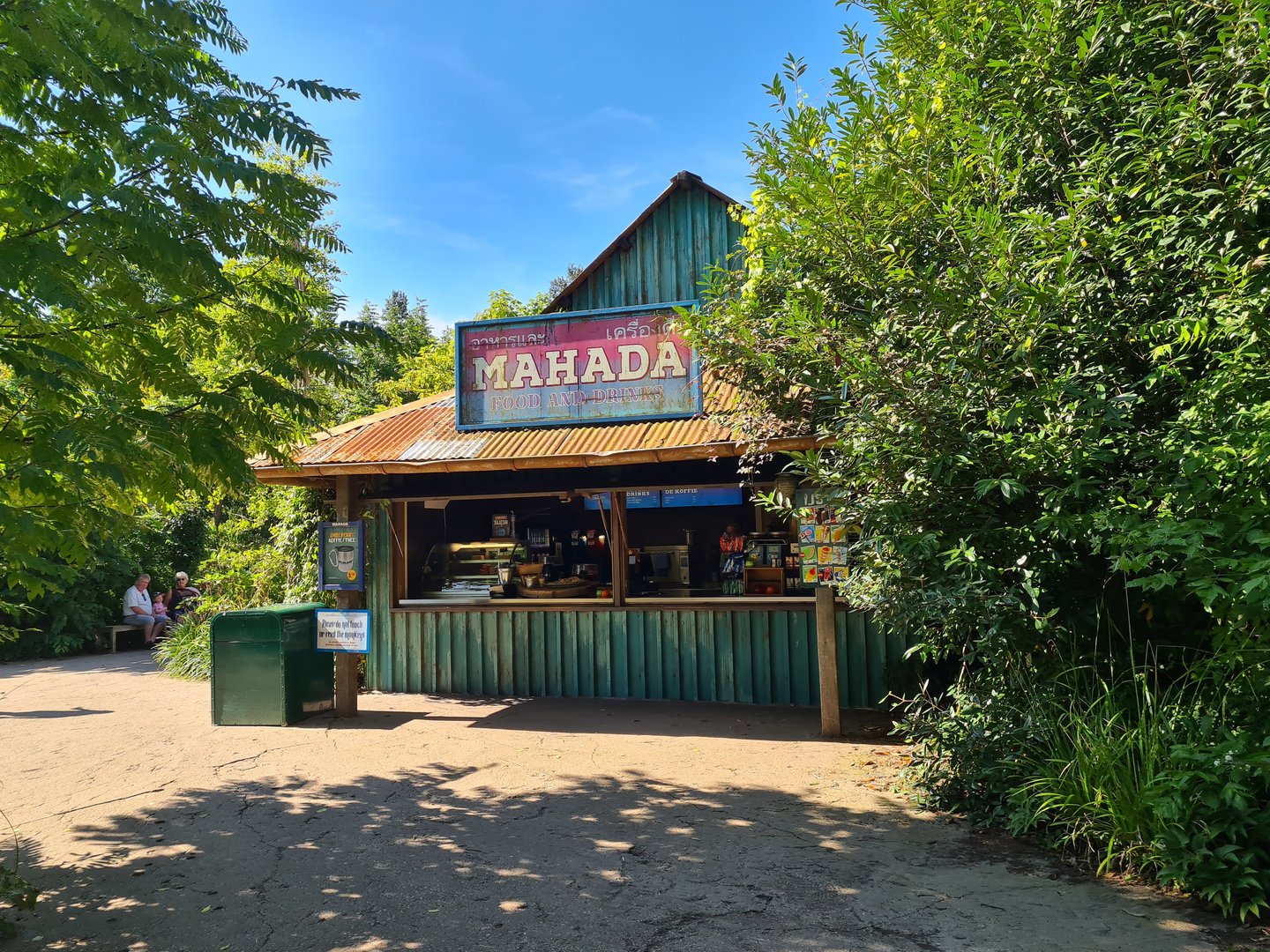 Jungola - Food stop in Monkey market