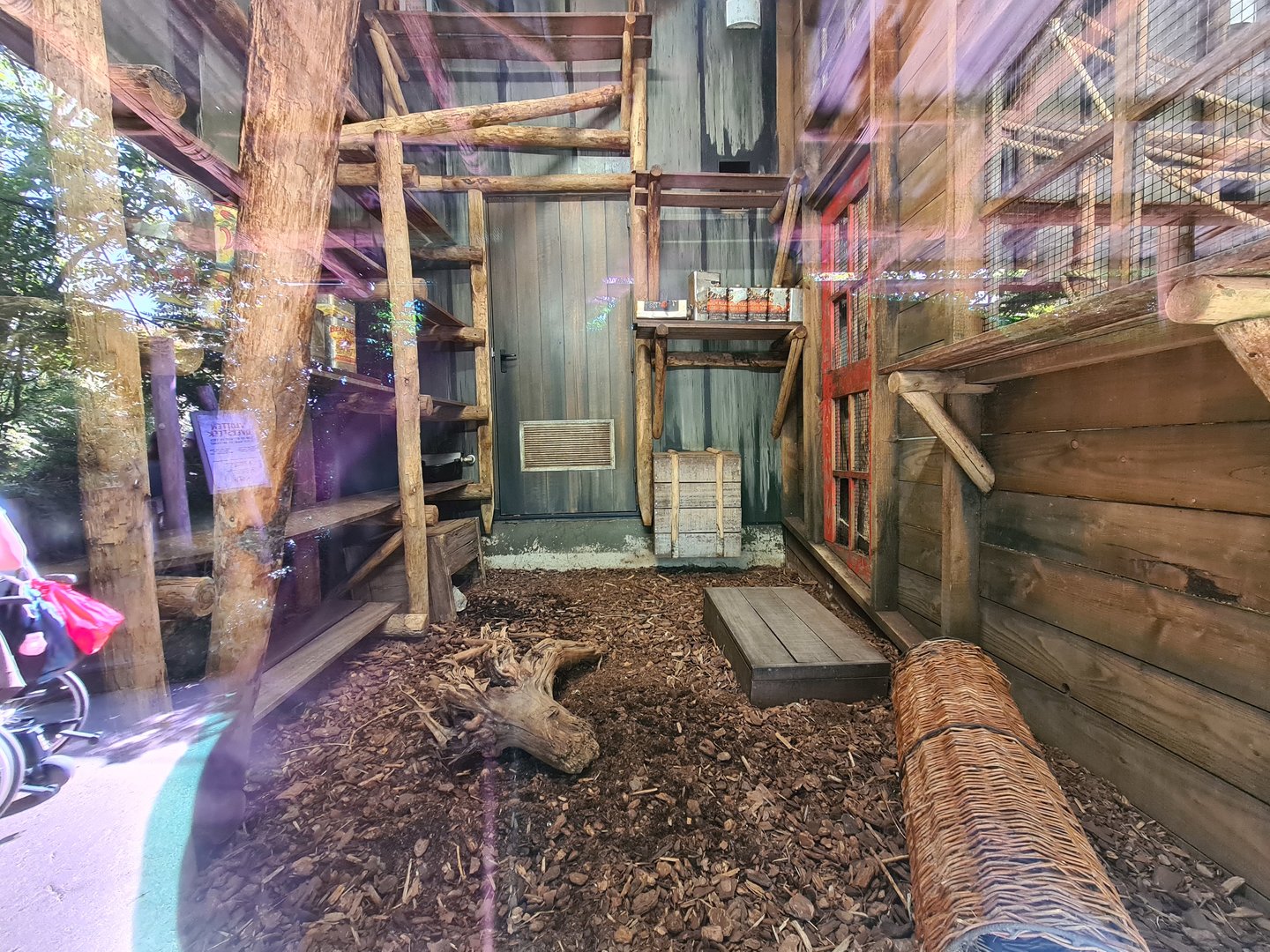 Jungola - Monkey market indoor enclosure