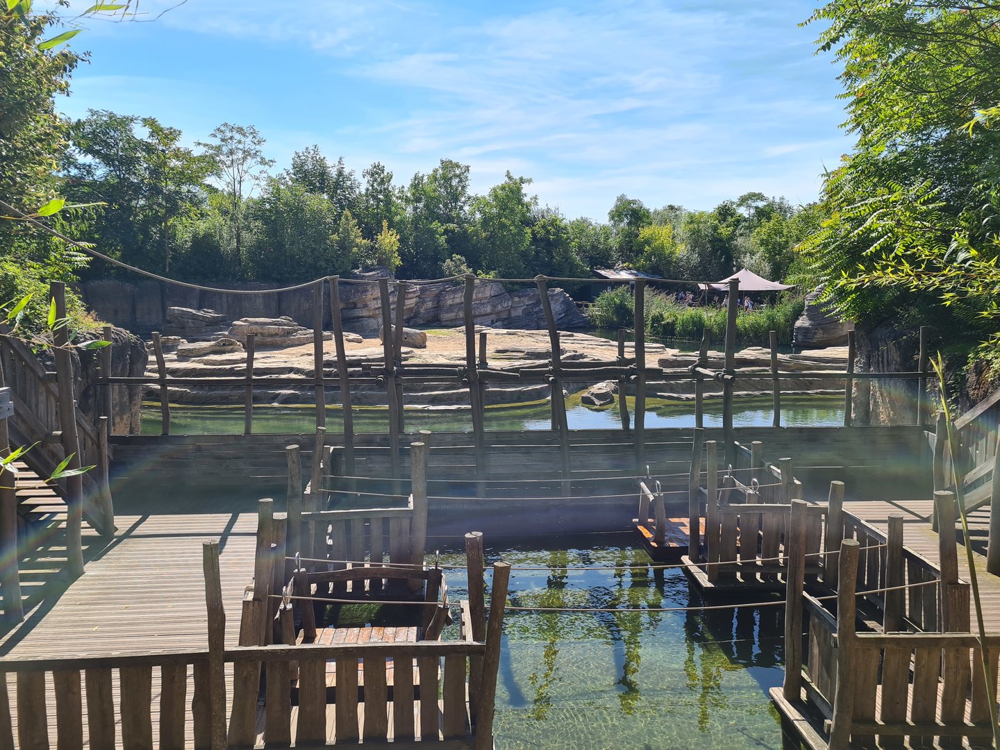 Jungola - Pully rafts in front of Elephant pool