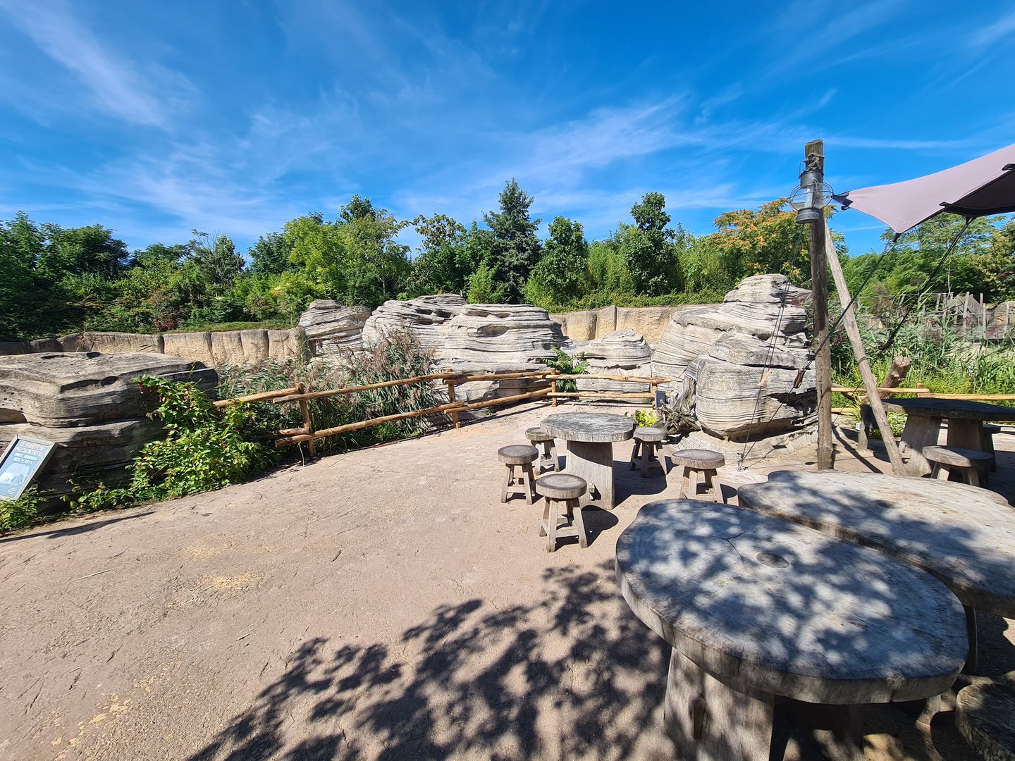 Jungola - Seating area near elephants