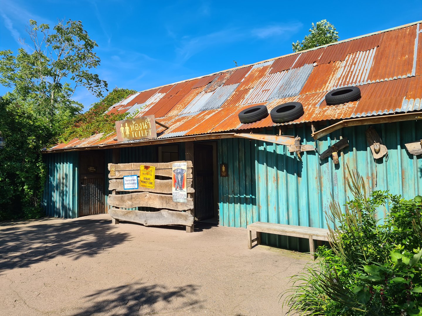 Jungola - Toilet buildings in Monkey market