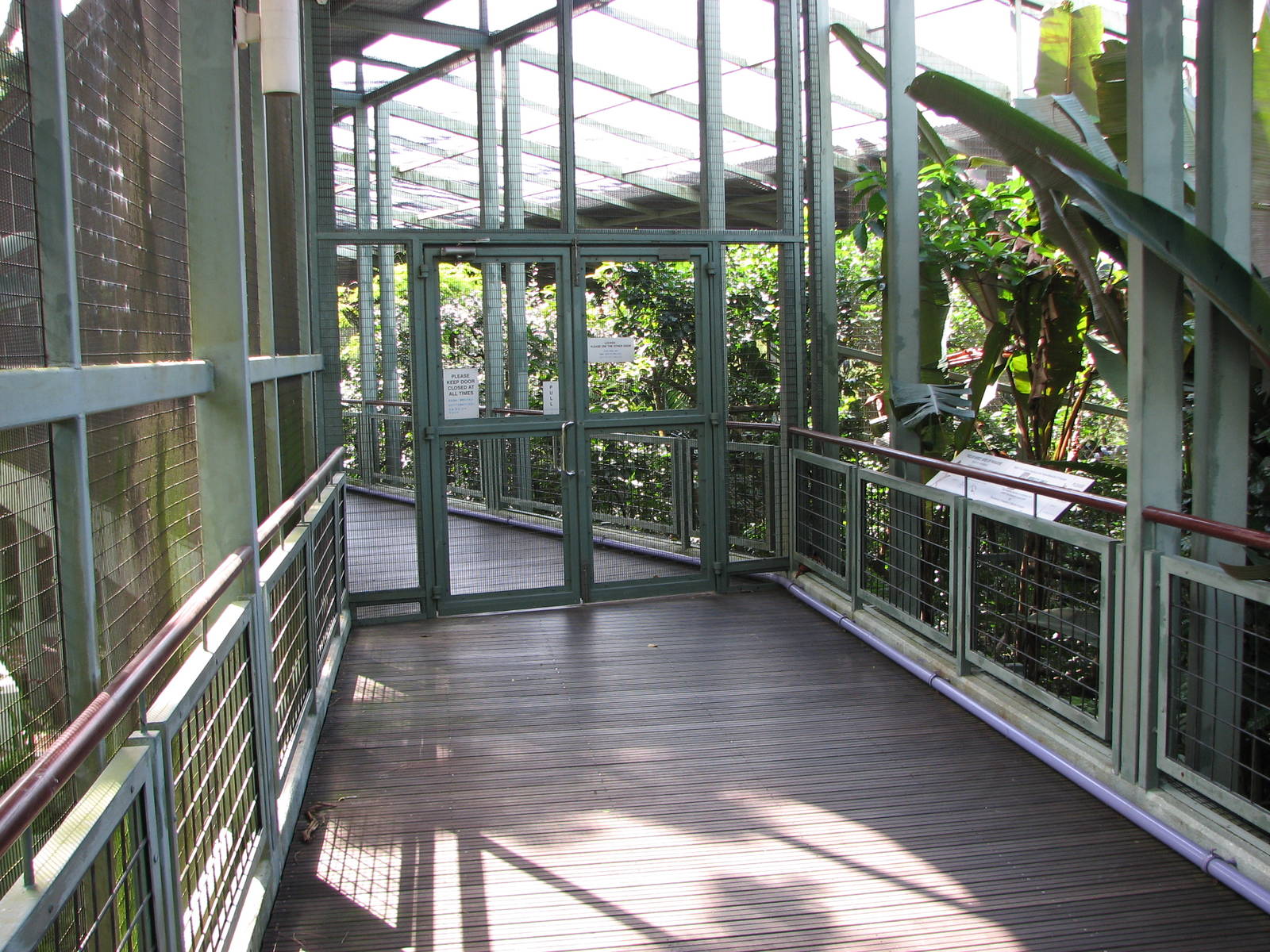 Jurong Bird Park 2008 - Entrance door between aviaries in the Window of Par