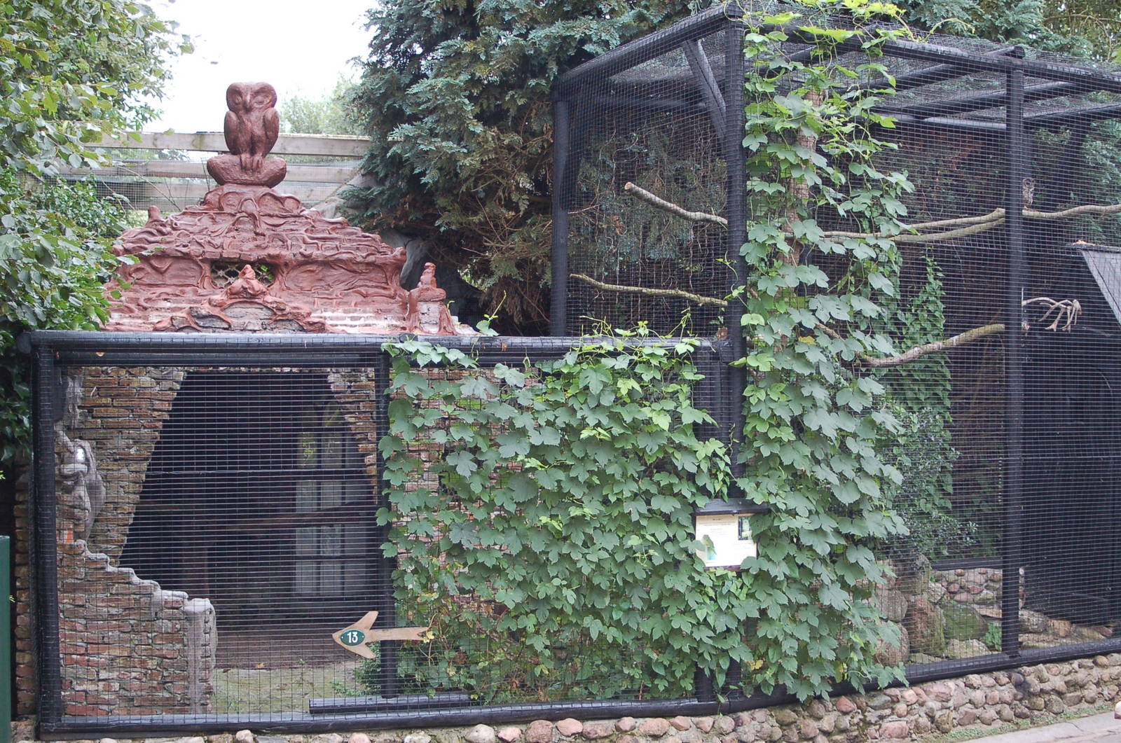 Kabouterland Speeltuinen en Zoo - Exhibit for Rufous-legged Owl