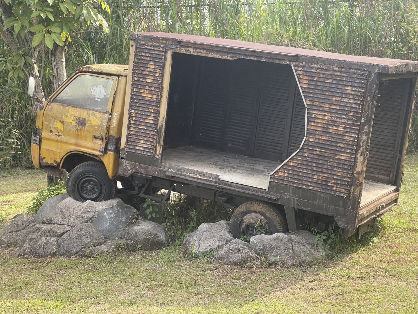 kampung satwa - damaged truck replica