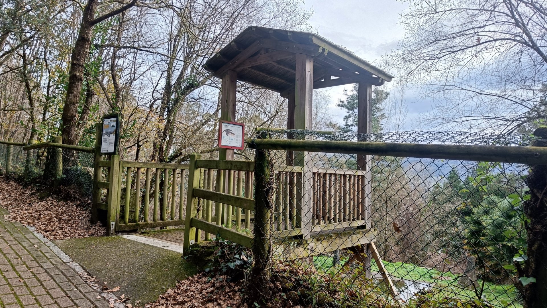 Karpín Fauna - Viewing for caiman enclosure