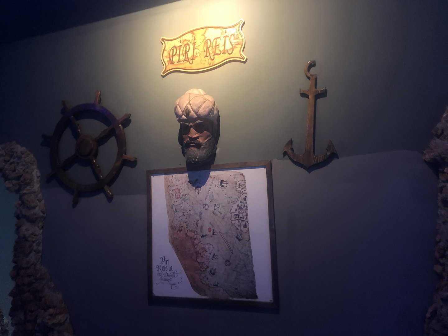 Keçiören Aquarium-Display on Piri Reis