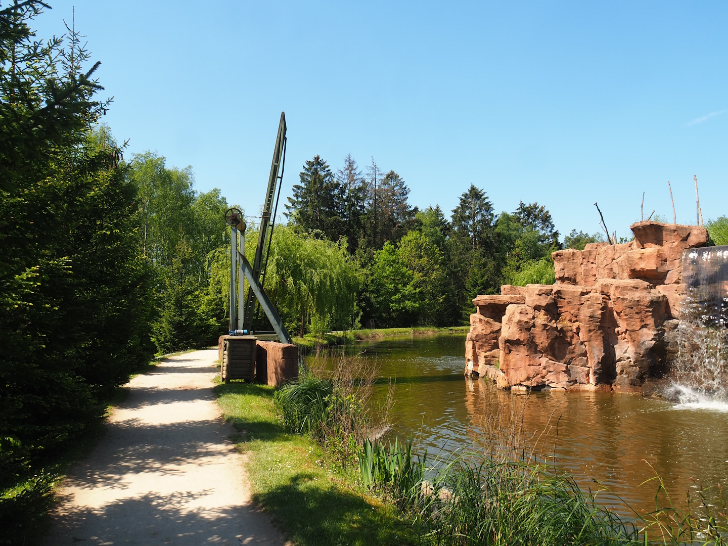 Keeper access to Sumatran orangutan and Lion-tailed macaque building, 2023-05-19