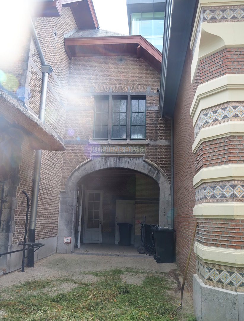 Keeper access to the historical bovine house, 2022-08-16