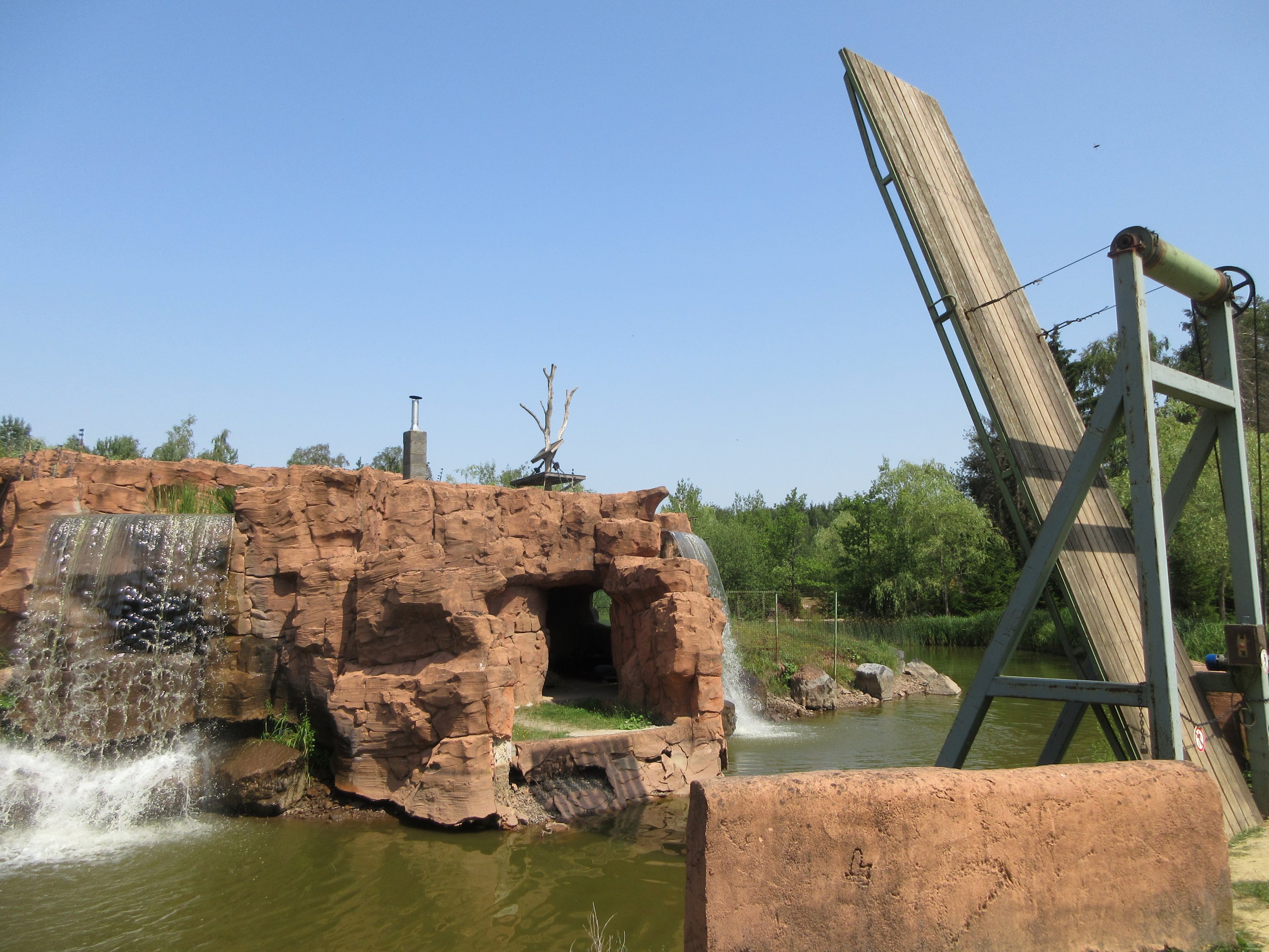 Keeper bridge to primate exhibits