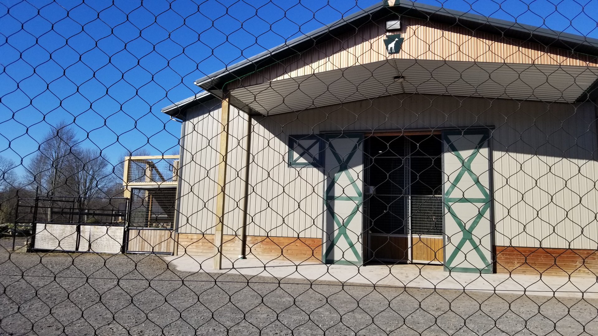 Keystone Safari - Giraffe barn from giraffe yard