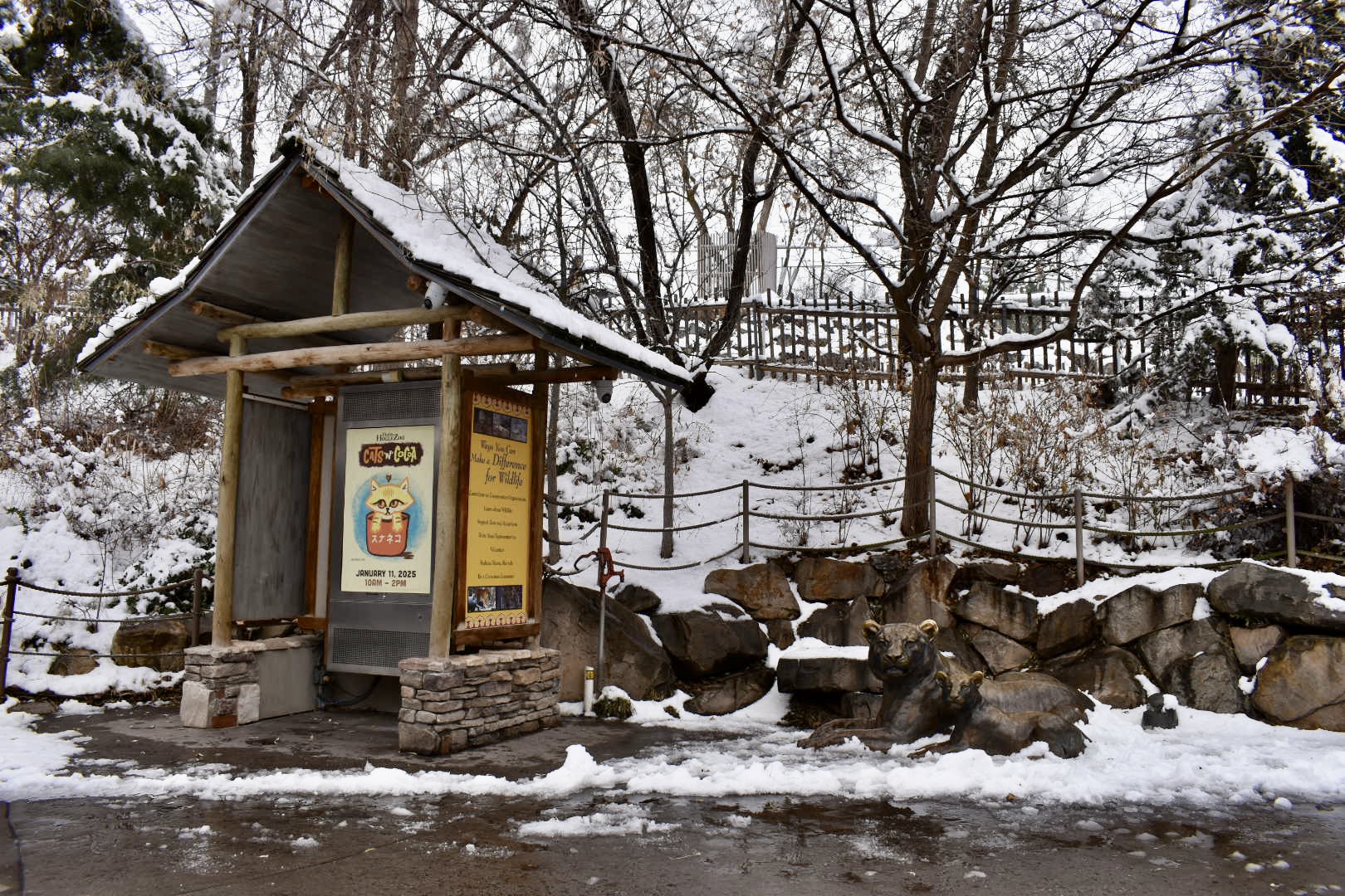 Kiosk/Tiger Mom and Cub Statue - Asian Highlands