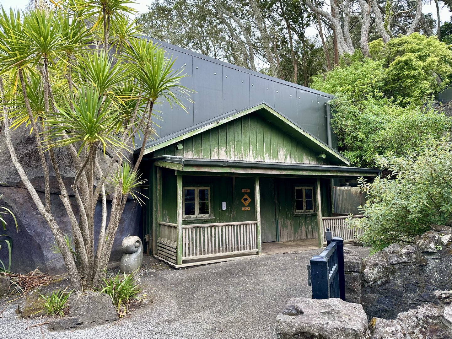 Kiwi House (The Night)