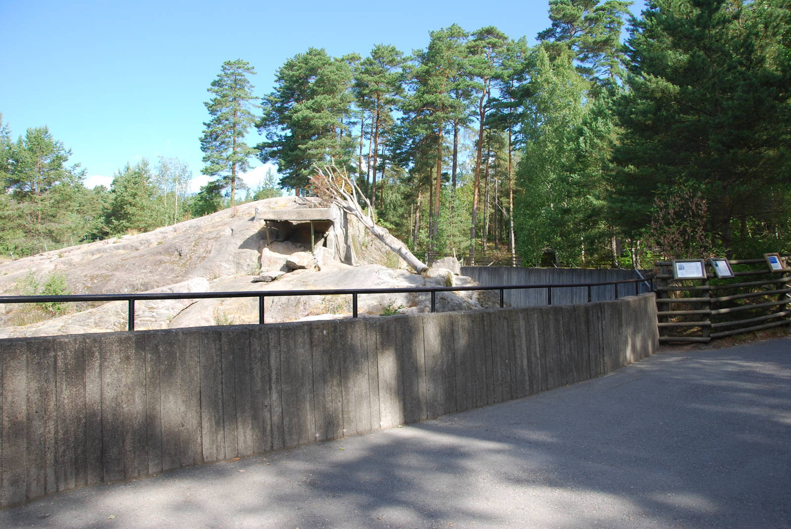 Kolmården Wildlife Park -Snowleopard enclosure