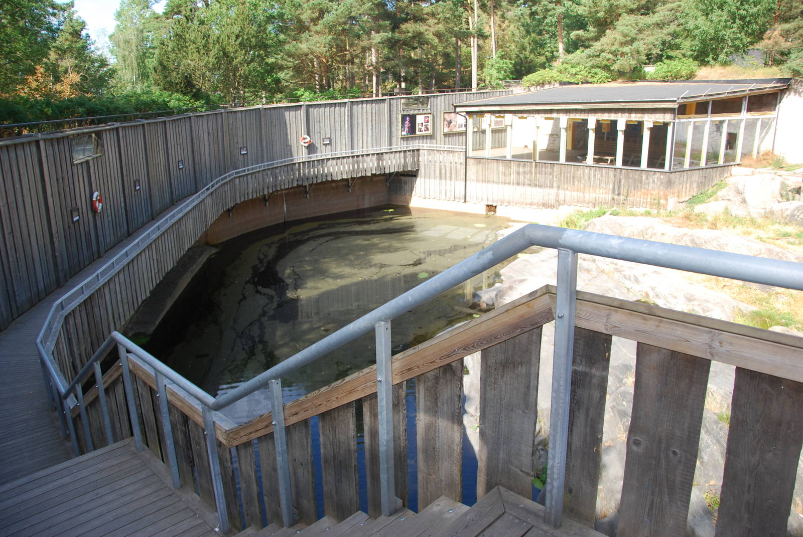Kolmården Wildlife Park -Snowleopard enclosure