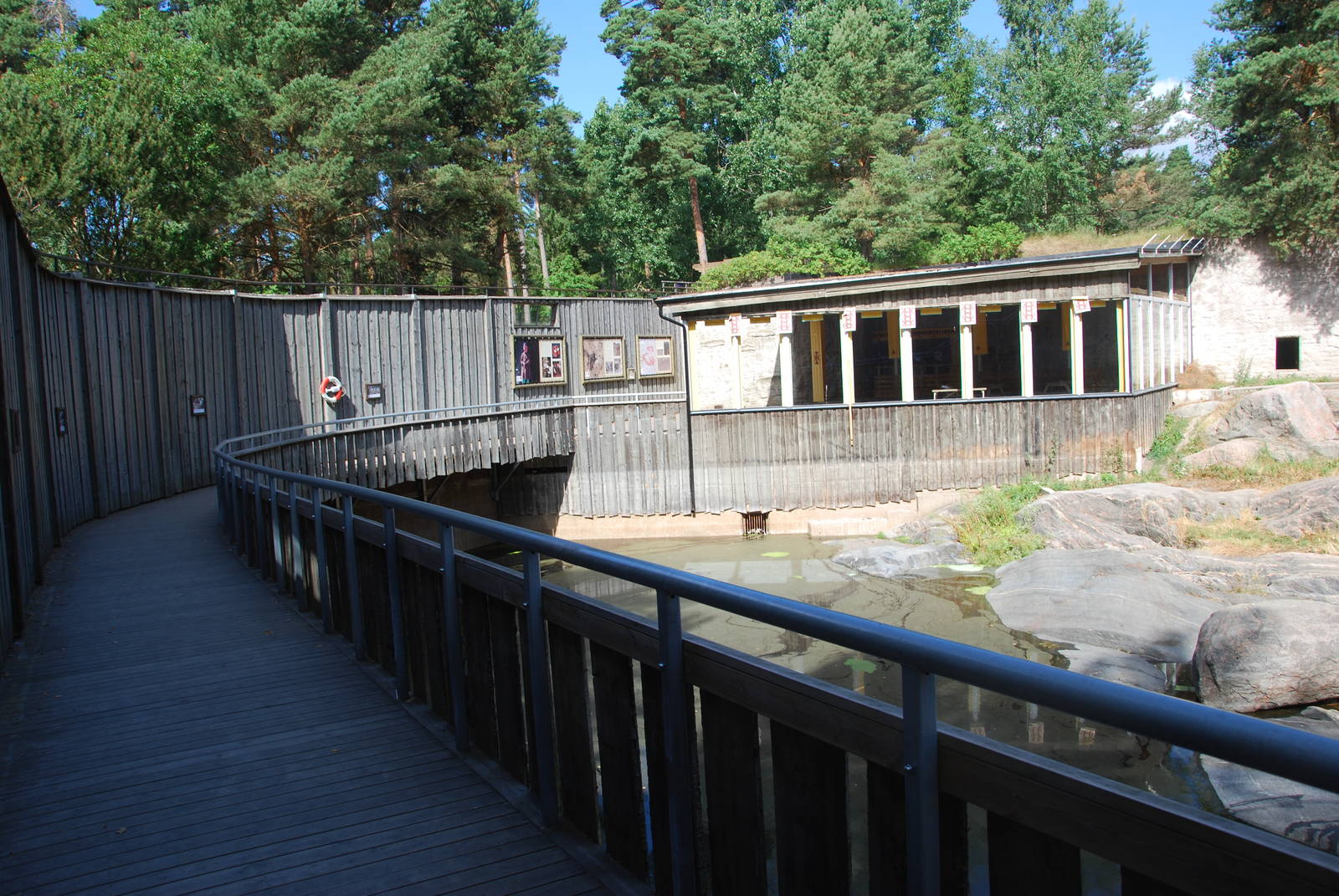 Kolmården Wildlife Park -Snowleopard enclosure